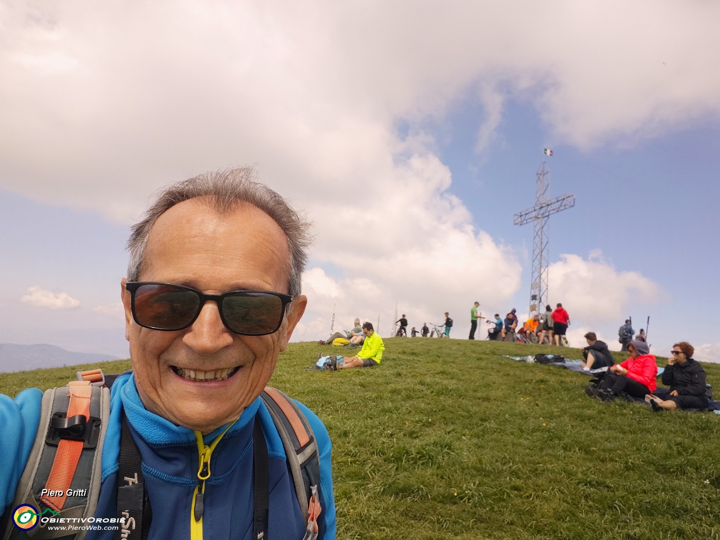 01 Affollata la croce del Linzone (1392 m) .jpg